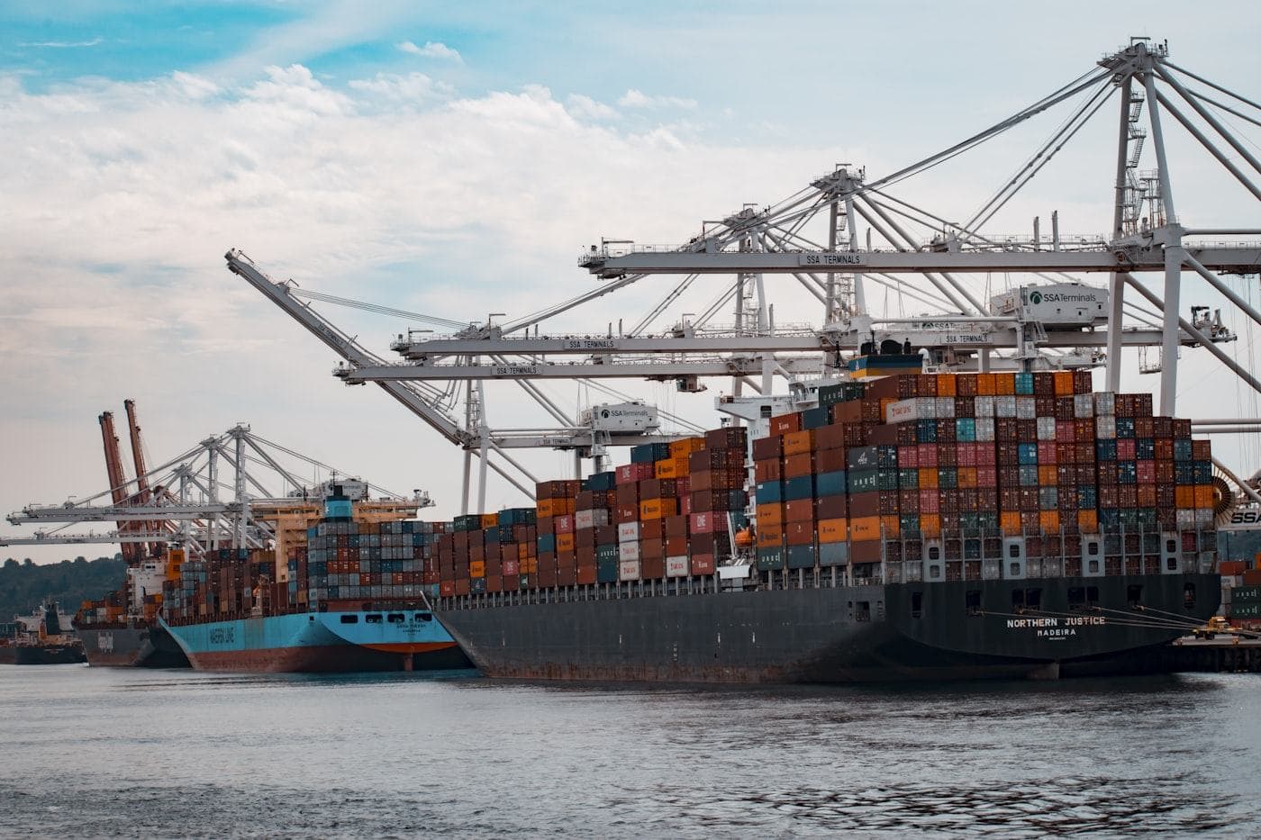 Container vessel loading at a deep-sea port
